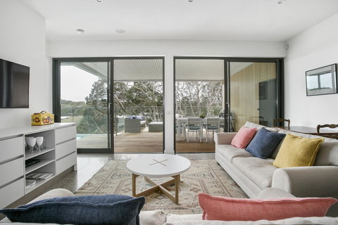 Lansdowne Villa - With Swimming Pool - Nelson Bay Accommodation.com 1