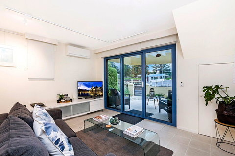 The Waterfront Apartment - Nelson Bay Accommodation.com 9