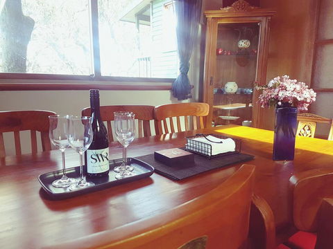 The Black Cockatoo - Secret Garden Mountains Home - Nelson Bay Accommodation.com 3