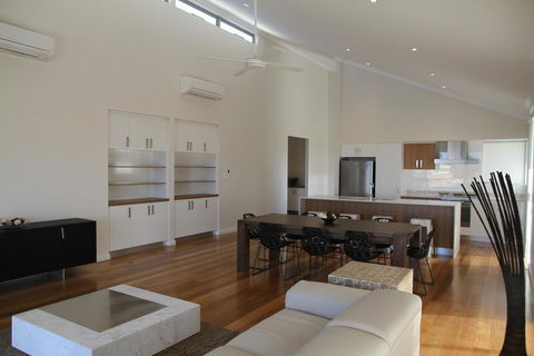 The Carnarvon Luxury Canal Home - Nelsons Bay Accommodation 3