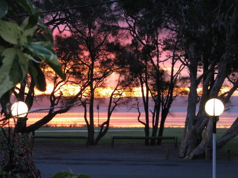 The Jetty Cabin Lakeside - Accommodation Nelson Bay 1