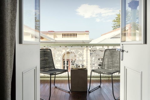 The National Hotel - Accommodation Nelson Bay 2