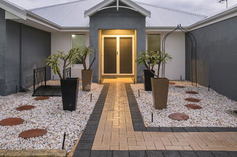 The Oaks - Nelsons Bay Accommodation 1