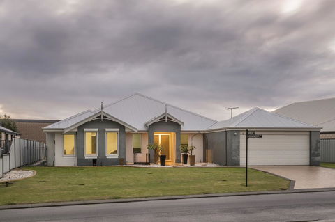 The Oaks - Nelsons Bay Accommodation 0