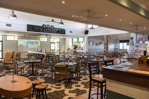 The Oaks Hotel - Accommodation Nelson Bay 1