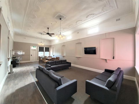 The Royal Hotel - Accommodation Nelson Bay 2