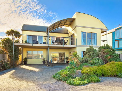 Through The Looking Glass - Nelsons Bay Accommodation 1