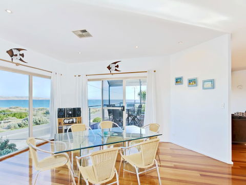 Through The Looking Glass - Nelsons Bay Accommodation 3