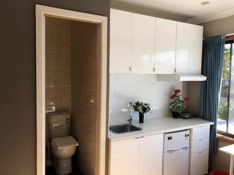 Traveler's Affordable Studio Unit (Beverly Hills) - Accommodation Nelson Bay 0