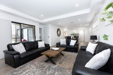 TWO TEN Sleeps 10! Luxury CBD Accommodation - Accommodation Nelson Bay 2