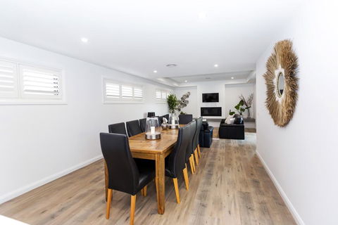 TWO TEN Sleeps 10! Luxury CBD Accommodation - Accommodation Nelson Bay 1