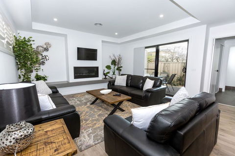TWO TEN Sleeps 10! Luxury CBD Accommodation - Accommodation Nelson Bay 0