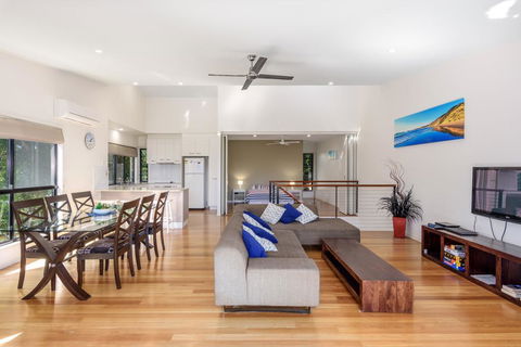 Unit 1 Rainbow Surf - Modern, Two Storey Townhouse With Large Shared Pool, Close To Beach And Shop - Accommodation Nelson Bay 0