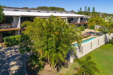 Unit 1 Rainbow Surf - Modern, Two Storey Townhouse With Large Shared Pool, Close To Beach And Shop - Accommodation Nelson Bay 3