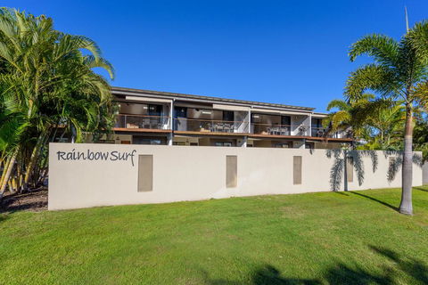 Unit 3 Rainbow Surf - Modern, Double Storey Townhouse With Large Shared Pool, Close To Beach And Shop - Accommodation Nelson Bay 2