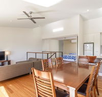 Unit 5 Rainbow Surf - Modern double storey townhouse with large shared pool close to beach and shop - Accommodation Nelson Bay