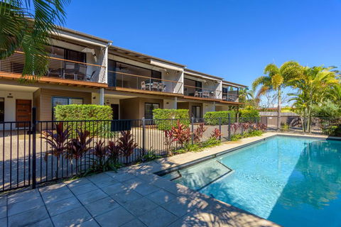 Unit 5 Rainbow Surf - Modern, Double Storey Townhouse With Large Shared Pool, Close To Beach And Shop - Accommodation Nelson Bay 2