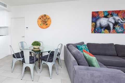 Urban Jungle! Executive Apartment In Heart Of CBD - Accommodation Nelson Bay 2