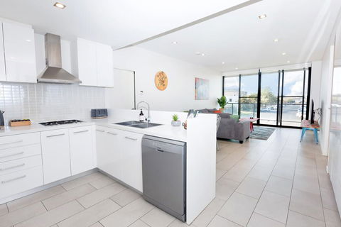 Urban Jungle! Executive Apartment In Heart Of CBD - Accommodation Nelson Bay 3