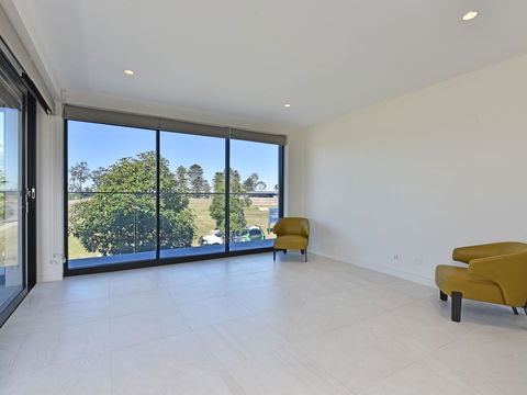 Villa Sorrento Waterside At Trinity Point - Accommodation Nelson Bay 3