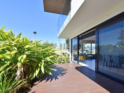 Villa Sorrento Waterside At Trinity Point - Accommodation Nelson Bay 2