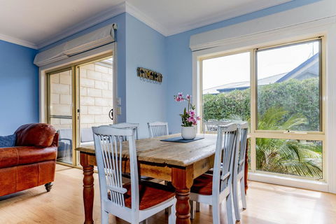 WALKIN ON SUNSHINE - STROLL TO BEACH BREAK - Accommodation Nelson Bay 1