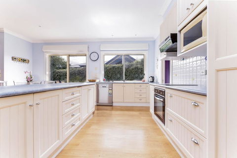 WALKIN ON SUNSHINE - STROLL TO BEACH BREAK - Accommodation Nelson Bay 2
