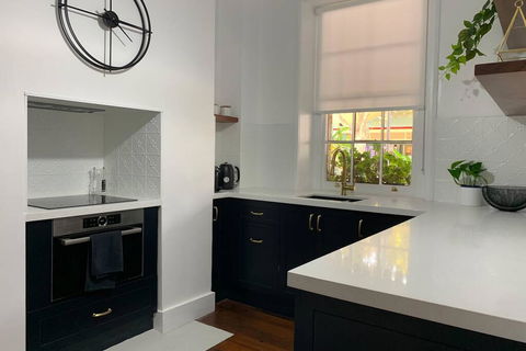Warders Cottage: Iconic Cottage In The Heart Of Freo - Nelsons Bay Accommodation 3