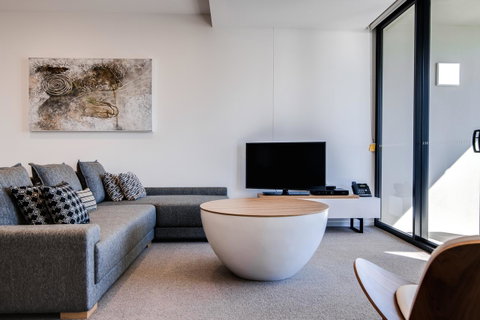 Iconic Kirra Beach Resort - Accommodation Nelson Bay 3