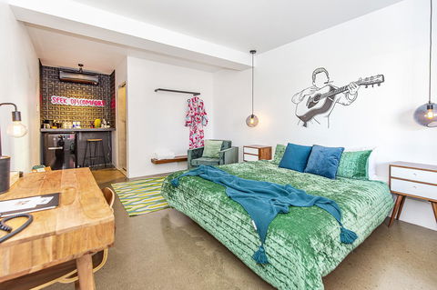 The Pink Hotel Coolangatta - Accommodation Nelson Bay 27