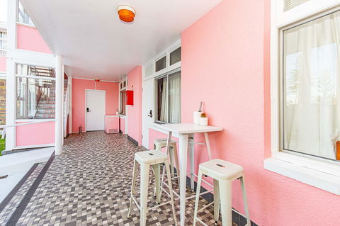 The Pink Hotel Coolangatta - Accommodation Nelson Bay 3