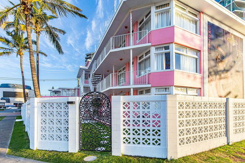 The Pink Hotel Coolangatta - Accommodation Nelson Bay 1