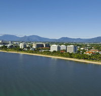 Holiday Inn Cairns Harbourside - Accommodation Nelson Bay