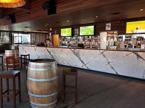 Eatons Hill Hotel - Nelson Bay Accommodation.com 38