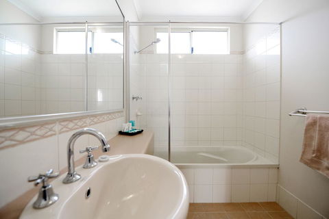 Wavecrest Village & Tourist Park - Accommodation Nelson Bay 3