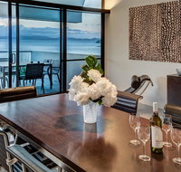Waves 3 Luxury 3 Bedroom Endless Ocean Views Central Location  Buggy - Accommodation Nelson Bay