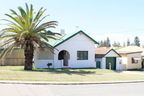 West End Retreat - Nelsons Bay Accommodation 2