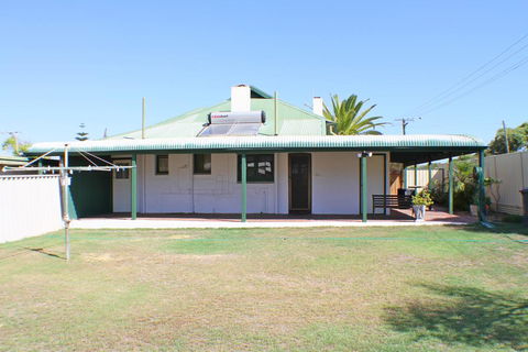 West End Retreat - Nelsons Bay Accommodation 3