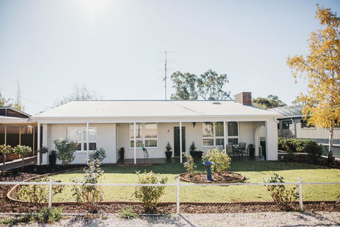 White On Wright Clare - Nelsons Bay Accommodation 0