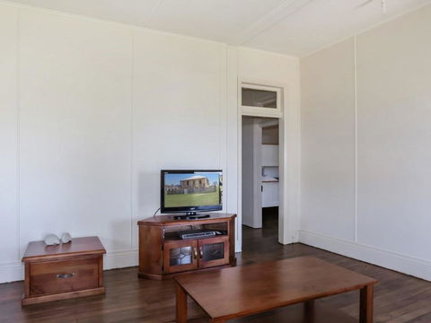 Yamba Pilot Cottage 1 - Pets Welcome - Close To Beach - Accommodation Nelson Bay 1