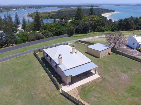 Yamba Pilot Cottage 2 - Pets Welcome - Close To Beach - Accommodation Nelson Bay 0