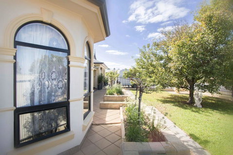 Yellow Rose Cottage - Nelsons Bay Accommodation 2