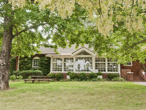 York Cottage - Grand Gate House And Enchanting Gardens - Accommodation Nelson Bay 0