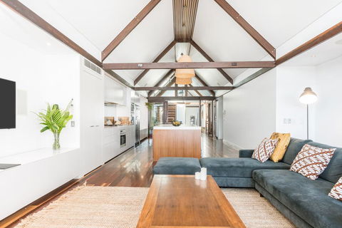 Your Luxury Escape - On The Bay - Stunning Beachfront Apartment - Accommodation Nelson Bay 2