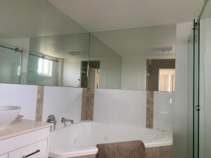Breathtaking Views Over Currimundi Lake! - Accommodation Nelson Bay 4