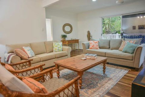 Currimundi Beach House - 1min To Currimundi Lake & Beach - Accommodation Nelson Bay 1