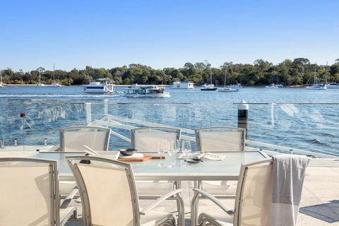 Affordable Riverfront, Pool, Private Pontoon - Accommodation Nelson Bay 2