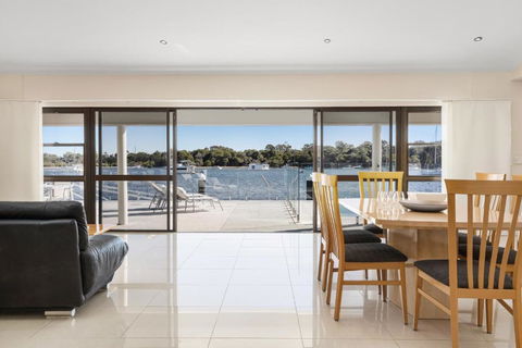 Affordable Riverfront, Pool, Private Pontoon - Accommodation Nelson Bay 4