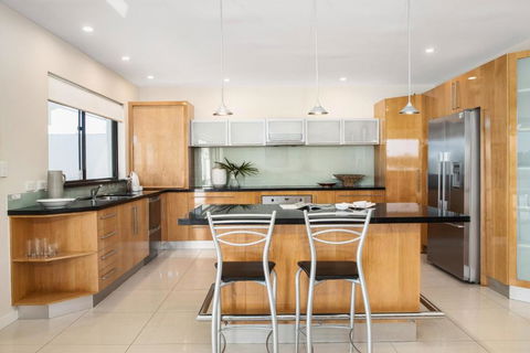 Affordable Riverfront, Pool, Private Pontoon - Accommodation Nelson Bay 3