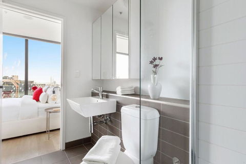 A 2BR Apt With Harbour Views And FREE Parking - Accommodation Nelson Bay 2